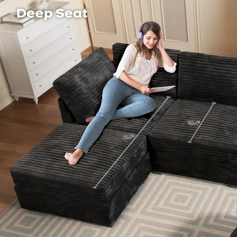 Long canapé d'intérieur en peluche avec assise profonde et pouf
