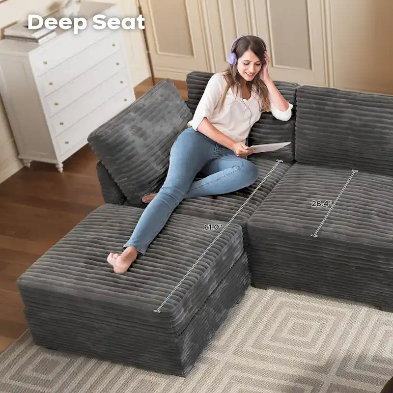 Long canapé d'intérieur en peluche avec assise profonde et pouf