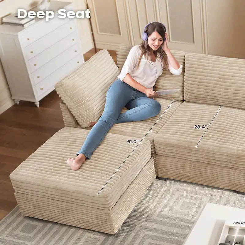 Long canapé d'intérieur en peluche avec assise profonde et pouf