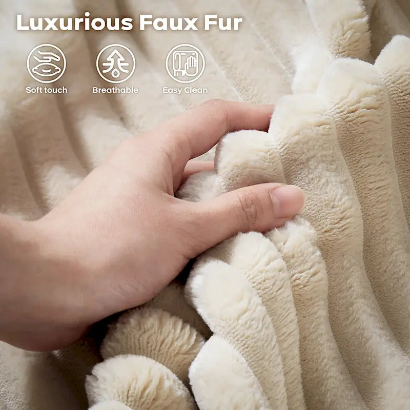 Long canapé d'intérieur en peluche avec assise profonde et pouf